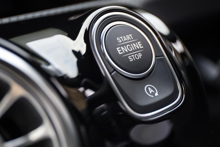 Детали интерьера Mercedes-AMG A35 4Matic Sedan (V177) 2019 года  (UK) (фото 56 из 74)
